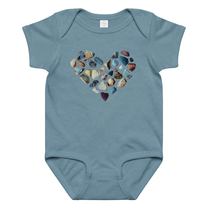 Pebbled Love Pebbled Love baby bodysuit – Ash (front view)